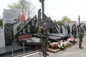 Pomnik przed którym warte honorową trzymają żołnierze