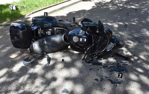 Uszkodzony motocykl po zderzeniu z innym pojazdem