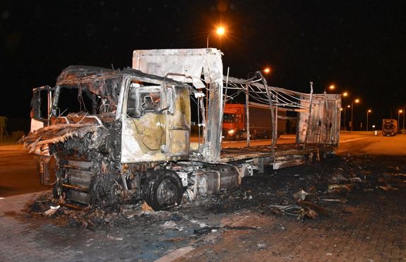 Spalony samochód ciężarowy na parkingu