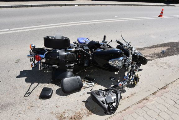 Uszkodzony motocykl na jezdni