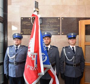 Policjanci ze sztandarem Komendy Powiatowej Policji w Jarosławiu