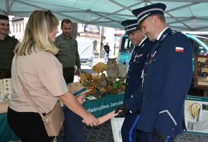 Policjant wita się z dzieckim