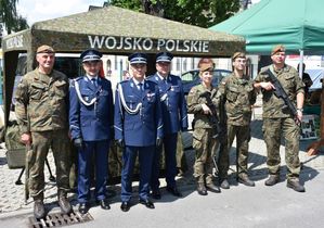 Zdjęcie grupowe wojskowych i policjantów