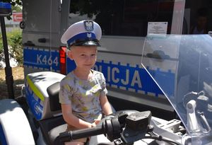 Chłopiec na policyjnym motocyklu