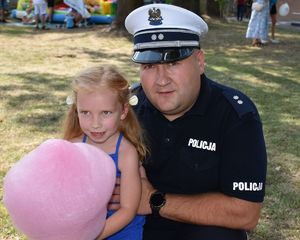 Policjant z dziewczynką