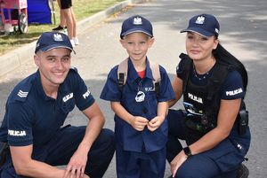 Policjant z policjantką i z dzieckiem