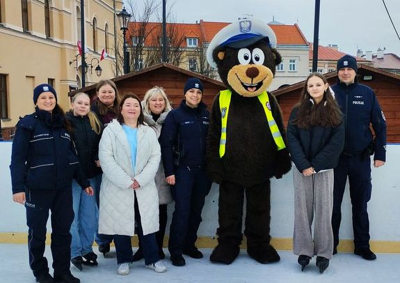 Zdjęcie grupowe dzieci z policjantami i z miśkiem