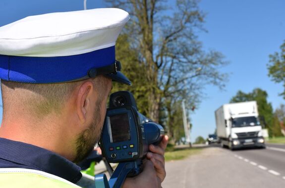 Policjant dokonuje pomiaru prędkości