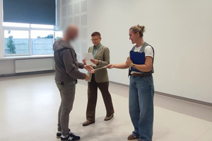 Nieumundurowani policjanci podczas zakończenia konkursu w sali wykładowej