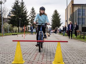 Uczennica podczas pokonywania toru przeszkód na rowerze