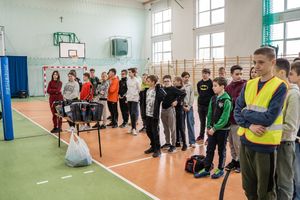 Uczestnicy turnieju na hali sportowej