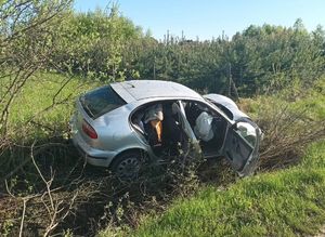 Samochód koloru srebrnego w przydrożnym rowie. pojazd posiada uszkodzenia powypadkowe.