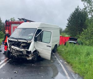 Na drodze znajduje się dostawczy samochód w przedniej części uszkodzony.