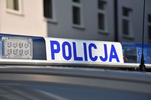 Napis Policja na sygnalizatorze świetlnym radiowozu