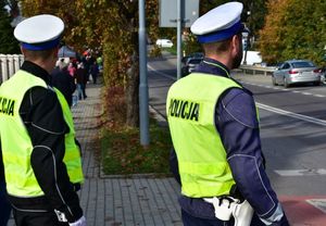 Policjanci wydziału ruchu drogowego podczas pełnionej służby na drodze