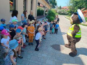 &quot;Policyjny miś i dzieci przed budynkiem przedszkola