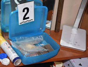 Pudełko plastikowe wewnątrz którego znajdują się woreczki z substancją