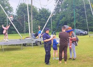 Policjanci rozdają ulotki promujące bezpieczeństwo w czasie wakacji