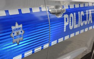 Napis Policja na drzwiach radiowozu