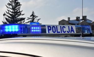 Sygnalizator na dachu radiowozu z napisem Policja
