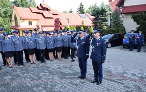 Policjanci na placu przed pomnikiem