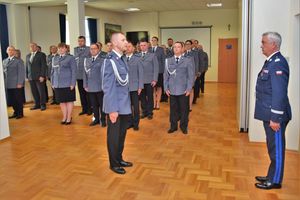 Dowódca uroczystości składa meldunek Komendantowi Wojewódzkiemu Policji w Rzeszowie