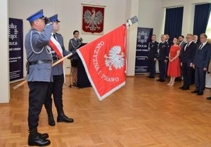 Sztandar Komendy Powiatowej Policji w Jarosławiu. W tle zaproszeni goście.