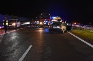 Miejsce wypadku drogowego na autostradzie A4 porą nocną. Na zdjęciu widoczne pojazdy oraz światła.