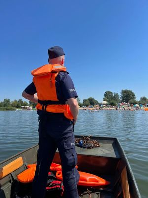 policjant na łódce wraz z kapokiem