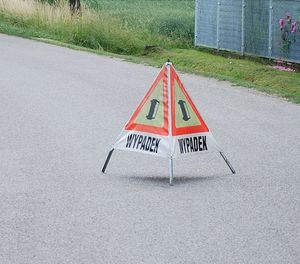 znak ostrzegawczy wypadek stojący na jezdni