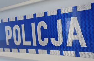 Napis Policja na drzwiach radiowozu