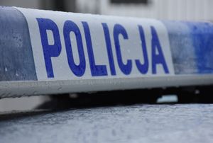 Napis Policja na sygnalizatorze świetlnym radiowozu