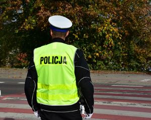 Policjant w kamizelce na przejściu dla pieszych