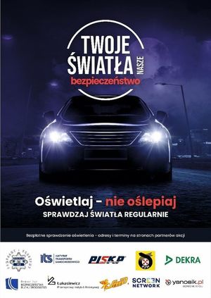 Grafika przedstawiająca samochód z włączonymi światłami na ciemnym tle. Nad pojazdem w okręg wpisany jest napis Twoje Światła-Nasze Bezpieczeństwo.