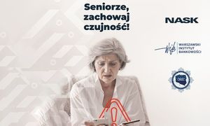 Starsza kobieta trzyma w ręce telefon. Nad seniorką widnieje napis o treści Seniorze zachowaj ostrożność.