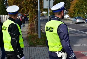 Policjanci przy drodze w okolicy cmentarza