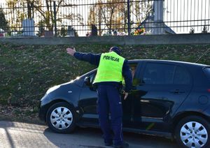 Policjant kieruje ruchem na drodze