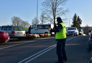 Policjant kieruje ruchem na drodze