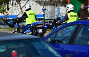 Policjanci na motorach na drodze