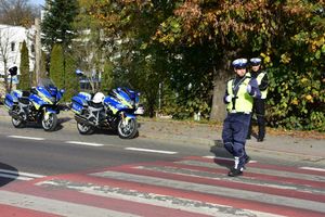 Policjant kieruje ruchem na przejściu dla pieszych