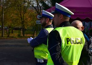 Policjanci podczas trwania akcji &quot;Wszystkich Świętych&quot; w rejonie cmentarza