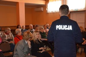 Policjant podczas spotkania z seniorami