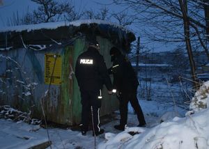 Policjanci kontrolują porą zimową miejsce przebywania osób bezdomnych