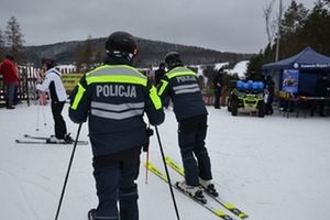 Narciarze zjeżdżają ze stoku