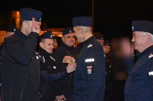 Zastępca Komendanta Głównego wita się z jednym z policjantów