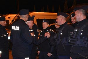 Komendanci witają się z policjantami podając dłonie