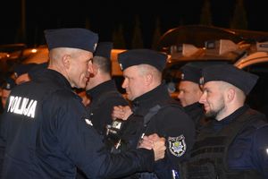 Zastępca Komendanta Głównego wita się z policjantem