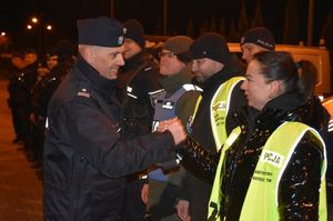 Komendant Powiatowy Policji wita się policjantką