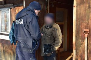 Policjant rozmawia z mężczyzną