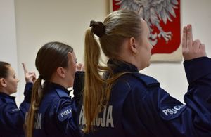 Policjantka z uniesioną dłonią wypowiada rotę ślubowania